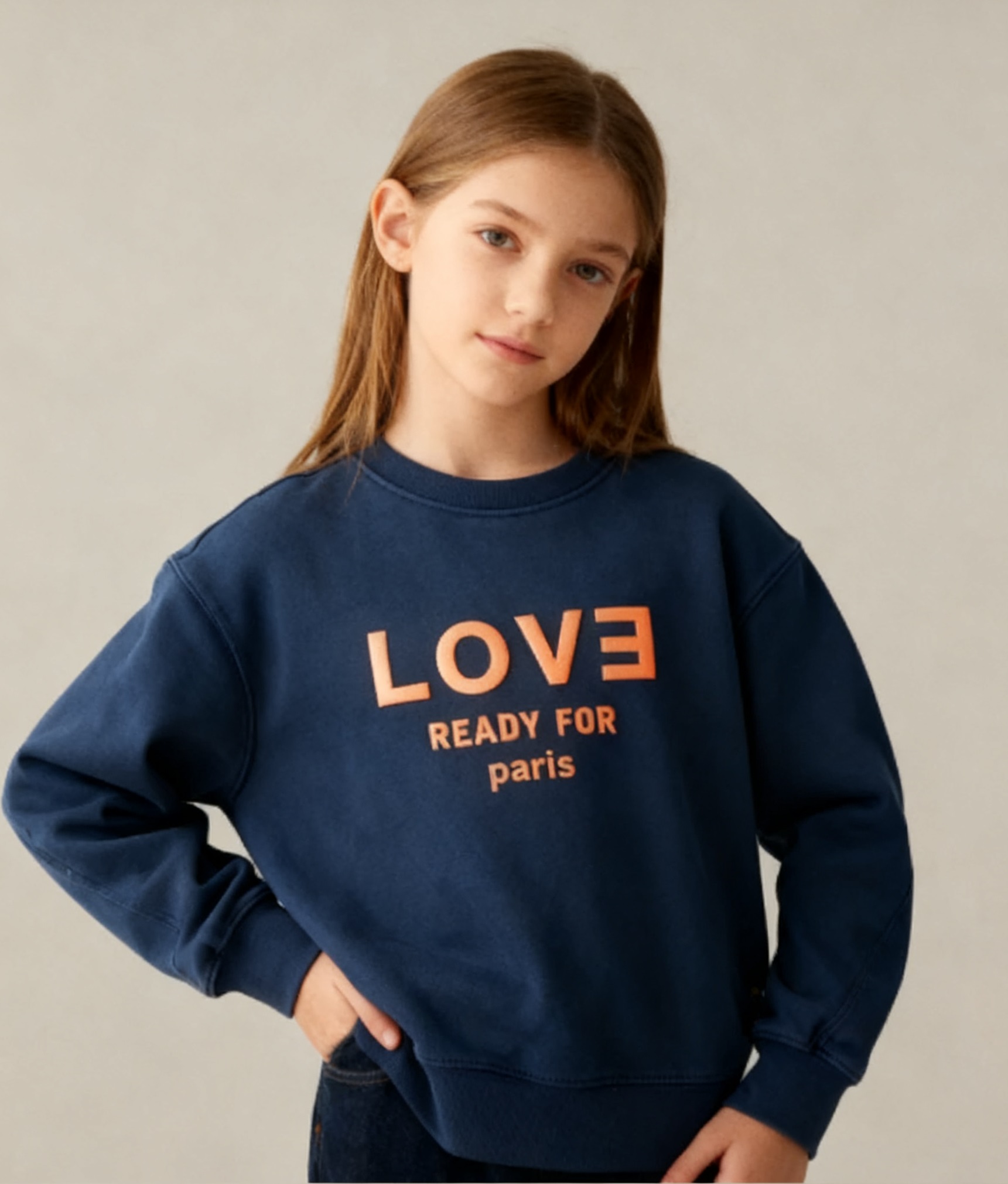 Стильный тёмно-синий свитшот для девочки с принтом "LOVE READY FOR PARIS" — оверсайз, тёплый начёс